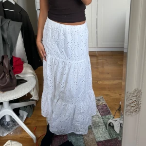 Vit långkjol - Den perfekta vita långkjolen! Hellång på mig som är ca 168