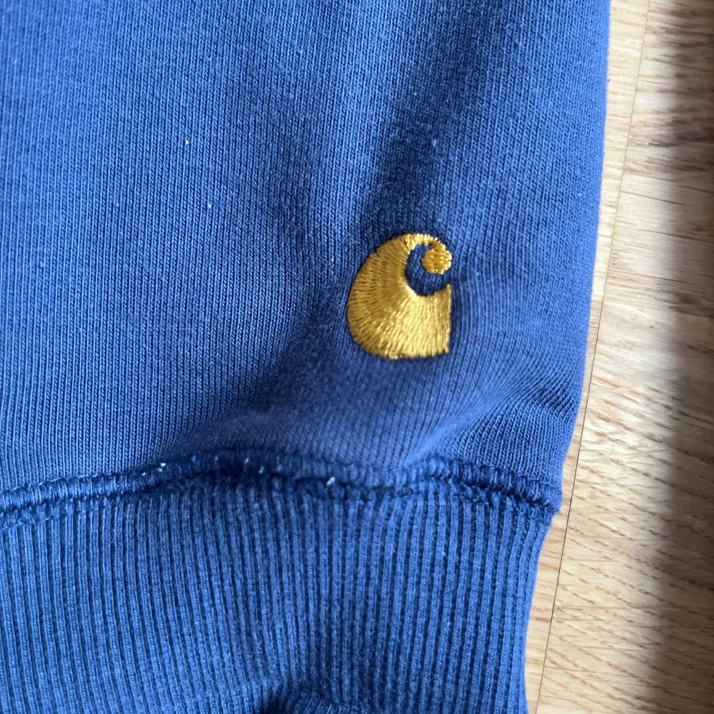 En marinblå carhartt crewneck overshirt i storlek XL. I väldigt bra skick perfekt för att hålla sig varm. Mått: längd 76cm, bröstbredd 56cm. Tröjor & Koftor.