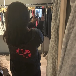 ”drinking team” hoodie - Jätte mysig hoodie med dekal på baksidan ”Drinking team”.Jätte fin och skön 🥰Köpt den secondhand men tycker absolut den fortfarande är i bra skick. Säljer då den är alldeles för stor för mig.💖pris kan diskuteras. skriv vid intresse eller funderingar🥰