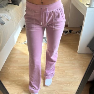 Juicy couture - Säljer mina rosa juicy byxor, storlek XS passar mig som är 165cm. Nypris 999 Dom är i bra skick.