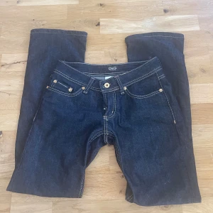 Dolce&gabbana lowwaist jeans - Säljer dessa skitsnygga dolce&gabbana jeans köpta utomlands. Midjan rakt över 35cm o innerbenslängd 74 cm. I jeansen står det storlek 29, vilket jag inte vet vad det står för. Skulle säga att jeansen är storlek xs eller xxs. Lowwaist. Kp vid frågor💕