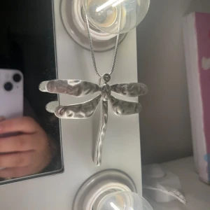 Trollslända Halsband - Säljer detta halsband med trollslända på. Köpt på plick, använd några få gånger. Inga defekter. 