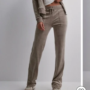 Juicy couture beige set - Säljer både tröjan och byxan och är köpt från nelly. Är fortfarande i sina påsar och prislapp. Tröjan är i storlek xxs och byxorna xs. Nypris: 2500kr. Köparen står för frakten ❤️