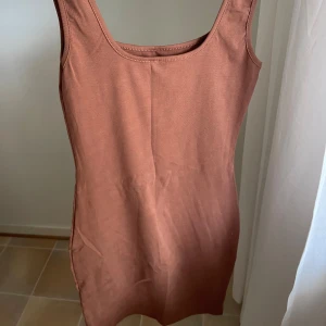 Kläning  - En kort kläning som framhäver dina former på ett jätte fint sätt 