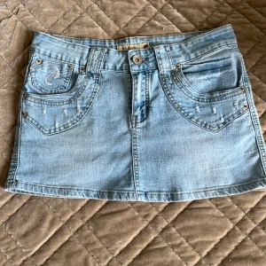 Vintage jeanskjol  - As nice jeanskjol i ljusblått tyg. Strl 29 men passar xs/s. 