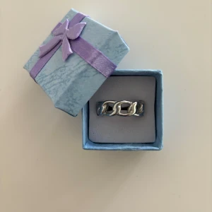 Silver ring - Helt ny silver ring från Olympiabutik. Stainless steel. Nypris 89 kr. 