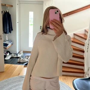Stickad tröja med kraga  - Stickad tröja med krage, stickad som en ribbat mönster och vid i armarna. Från hm och finns inte att köpa längre💞