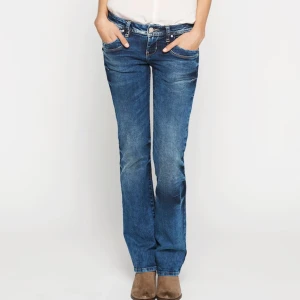 Ltb jeans - Lågmidjade Ltb jeans (Valarie) i fint skick 💗 Kontakta mig privat om du har frågor 🫶🏻         Midjemått: 38 cm  Innerbenslängd: 78 cm                (Jag är 171 cm) 