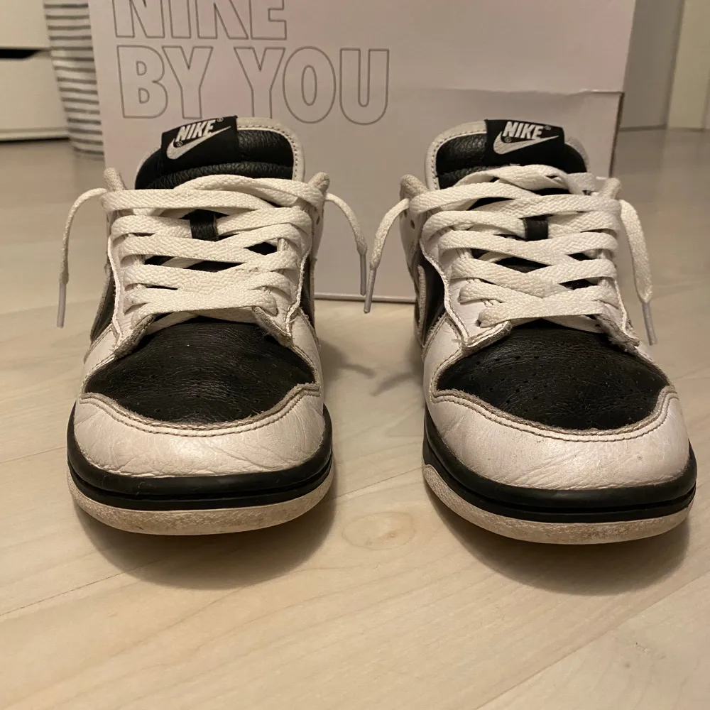 Tja säljer nu mina Nike dunks då jag har växt ur dem strlk 39 har använt dem 6-8 gånger skick 8,5/10.😁 pris kan diskuteras. Skor.