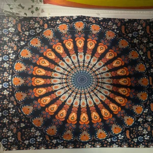 Vägg dekoration  - Mångfärgad flagga till väggen, är använd men funkar ändå den är 200cm på längden och 150cm på höjden ungefär 😻