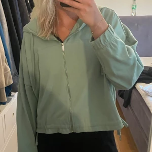 Grön Hoodie - Pastell grön Hoodie från Mango. Nästan aldrig använd. Storlek L då jag ville ha den mer oversized, har vanligtvis S annars.
