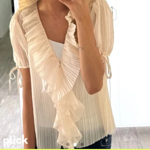 Blus Zara - Säljer den här superfina blusen ifrån zara! Den är nästan oanvänd, så riktigt bra skick. (LÅNADE BILDER) 🤍