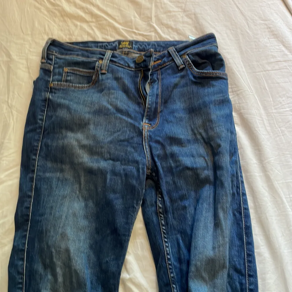 Säljer dessa lee bootcut jeans till ett bra pris. 🏆 Skicket är 10/10 aldrig använda. Nypris 1200kr mitt pris 449. Priset är såklart inte hugget i Sten så buda på bara. Hör av er vid minsta fundering!. Jeans & Byxor.