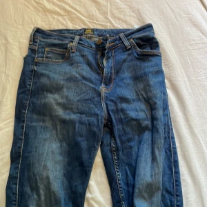 Lee jeans - Säljer dessa lee bootcut jeans till ett bra pris. 🏆 Skicket är 10/10 aldrig använda. Nypris 1200kr mitt pris 449. Priset är såklart inte hugget i Sten så buda på bara. Hör av er vid minsta fundering!