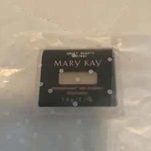 En ögonskugga från Mary Kay i färgen Smoky Quartz. Produkten väger 1.4g och kommer i en kompakt förpackning.