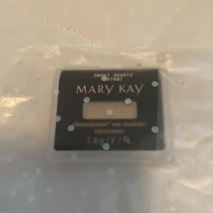 Mary Kay Chromafusion Eye Shadow - En ögonskugga från Mary Kay i färgen Smoky Quartz. Produkten väger 1.4g och kommer i en kompakt förpackning.
