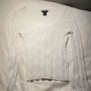 Vit tunn topp! - Supersöt tunn topp med ett diskret mönster! Använd ett par enstaka gånger så den är i perfekt skick. 📍Storlek: S. Pris kan självklart diskuteras, och kontakta mig för flera bilder 💗