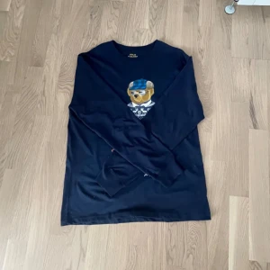 Ralph Lauren polo bear S  - Säljer pga den inte passar Mycket bra skick Storlek: S-M