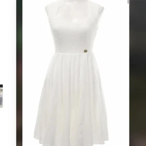 Studentklänning  - Nu och oanvänd studentklänning. Är för liten för mig storlek M