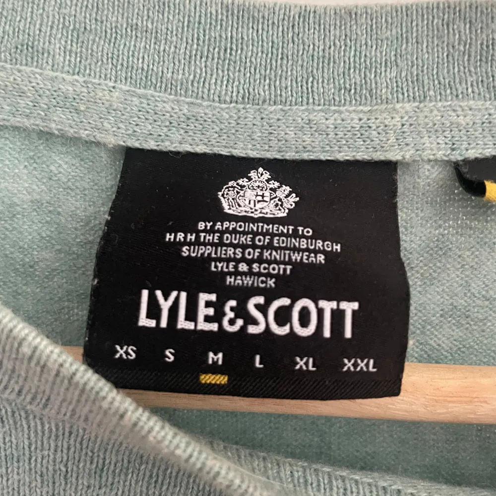 Tröja från lyle & scott, storlek medium, smuts/ missfärgning på höger sida se sista bild, fin och sommrig färg, nypris kanske 600kr, säljer för 100kr då den inte används. Tröjor & Koftor.