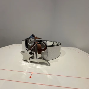 Demont Bälte - Tjena tjena! Säljer nu mitt demont bälte som aldrig använts då jag beställde fel storlek! Bältet är alltså i nyskick 10/10. Bältet är idag slutsålt och nypris ligger på 899kr! Vid frågor är det bara att fråga! Allting som ficks med vid köp fås med!🙌👌