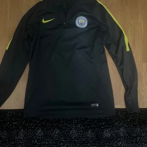City tröja - Fotbolls tröja i bra skick och bra pris passa på 😊 Fotbolls laget heter Manchester city.