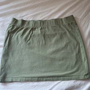 Grön kjol från H&M!  - Knappt använd grön och jätte fin sommar kjol, tyvärr passar den inte mig lika bra som förut därför säljer jag den! Pris går att diskuteras ❤️🫶