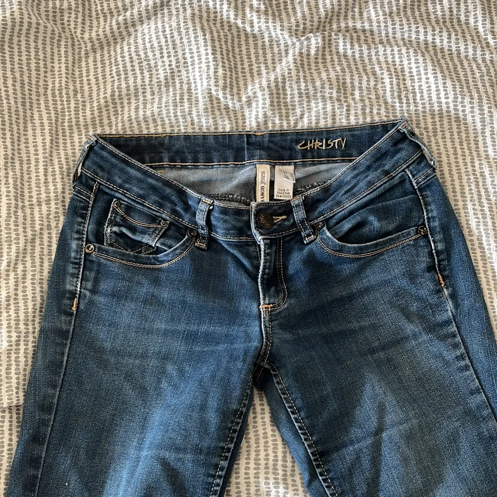 Säljer ett par as snygga mörkblåa lågmidjade bootcut jeans❤️Abslout inget fel på dom är tyvärr för korta för mig som är 167. Skulle verkligen passa någon som är runt 160-164. Jeansen är princip i nyskick, Säljer för 140kr! Hör bara av er av intresse💋. Jeans & Byxor.