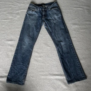 Blå jeans från EastWest - Ett par blå jeans från EastWest. Köpta second hand. De har en rak passform och är i ett välanvänt skick. Ena fickan har ett hål. Skriv för fler bilder eller frågor! 🩵