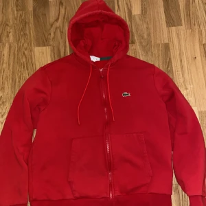 Lacoste kofta - Helt oanvänd skön, bra skick och jätte fin kofta. Har knappt använt den och den ligger på 800 kroner just nu. D S-M passar både och. 