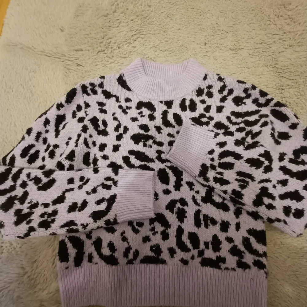 Jätte fin leopard tröja från Monki🩷 nypris 250kr. Knappt använd. Stickat.