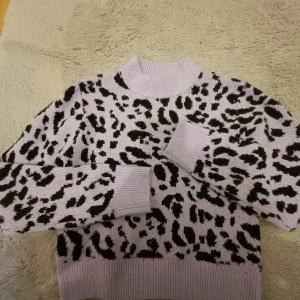 Leopard tröja - Jätte fin leopard tröja från Monki🩷 nypris 250kr. Knappt använd