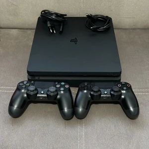 Ps4 - En ps4 i väldigt bra skick, har ståt i flera år utan användning, kommer med laddare och två kontroller i väldigt bra skick, har spel som jag också säljer i min profil