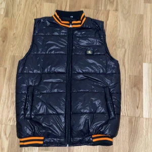 Calvin klein väst - Bra skick, helt oanvänd, passar perfekt för höst och vinter. Den håller jätte varm och sitter bra på kroppen.priset kan diskuteras 