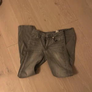 Jeans - Säljer ett par fina jeans. Dem är i fint skick. Jag säljer dem för att de har blivit försmå pris kan diskuteras 