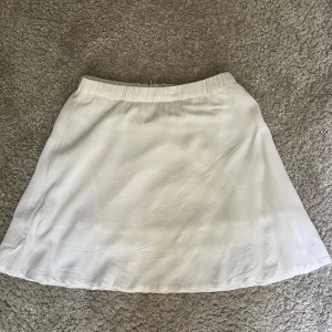 Vit sommarkjol - Jättefin kjol, knappt använd💗