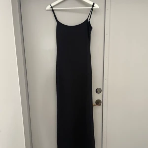 Svart långklänning - Aldrig använd, därav väldigt bra skick. Skriv vid frågor!💓