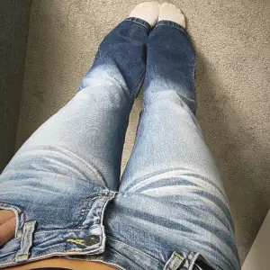 Säljer dessa jättefina lågmidjade bootcut jeans från Tom tompson! Jättefina verkligen men för stora för mig:/ kom privat för fler frågor osv! Kolla gärna in mina andra jeans som jag säljer! 💗