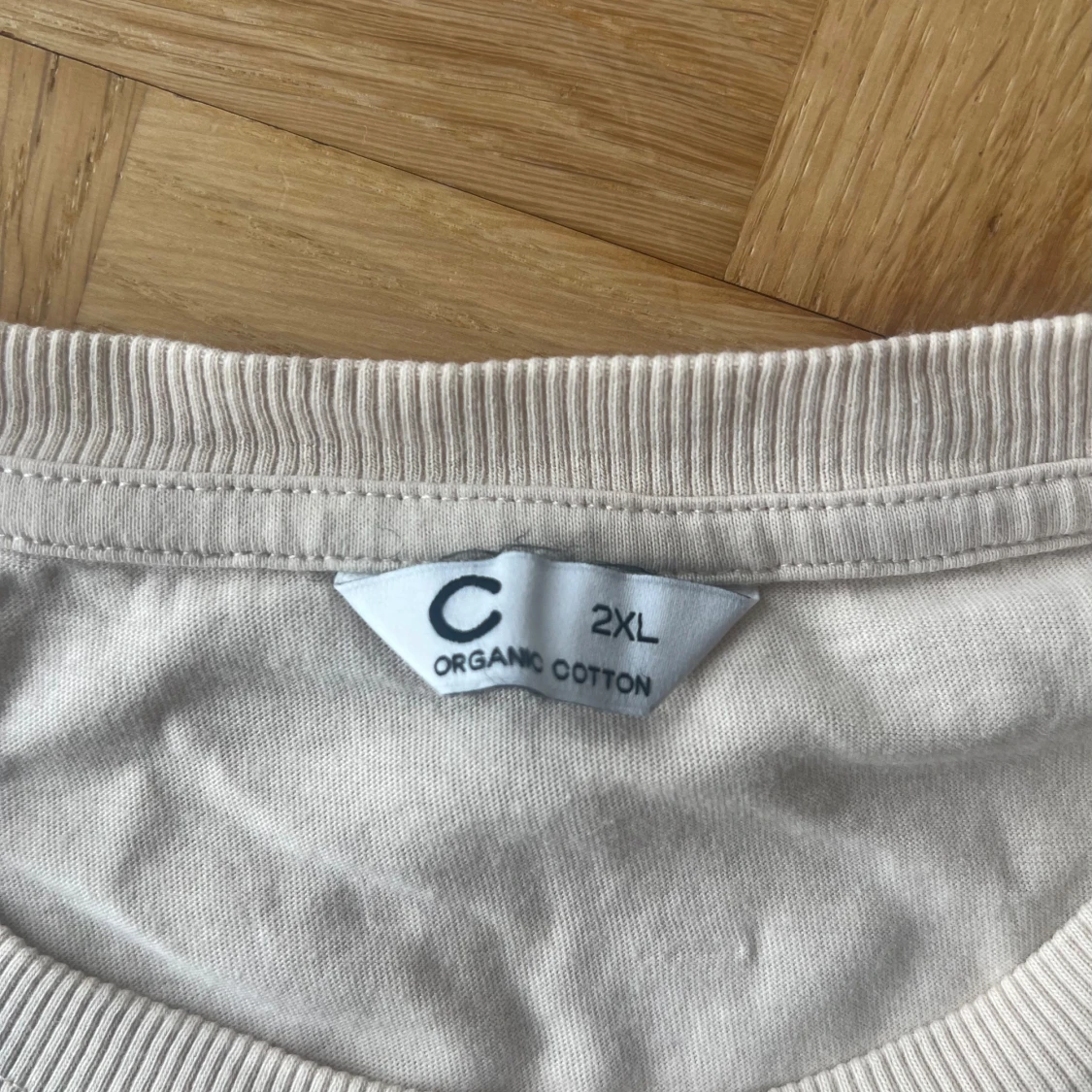 Beige t-shirt med tryck - 90