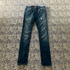 Jack & Jones Slim Fit jeans med slitningar  - Ett par riktigt snygga jeans från Jack & Jones. Jeansen är knappt använda och är då i riktigt bra skick. 700kr nypris, mitt pris 250kr!