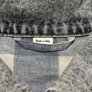 Gucci heart-appliquéd denim jacket  - Framsidan är applicerad med ett hjärta på bröstknäppningen och fickor.  Baksidan är broderad med en dödskalle och en orm, vid sidan av orden "And then my heart with pleasure fills and dances with the påskliljorna" - ett utdrag hämtat från dikten " 