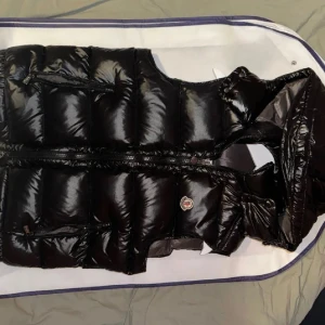 Moncler väst  - Väldigt fint skick Storlek 2, S/M  Skriv för fler bilder 🌟 Köparen står för frakt 