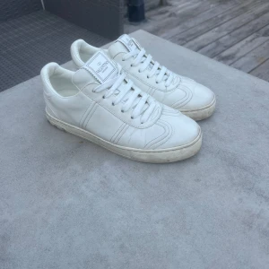 Valentino flycrews - Tja! Säljer nu dessa valentino flycrews som är i storlek 36,5 (sitter som 37). Skorna är i bra skick och alla nitar är kvar. Vid frågor eller andra funderingar är det bara att höra av sig! Mvh Isak
