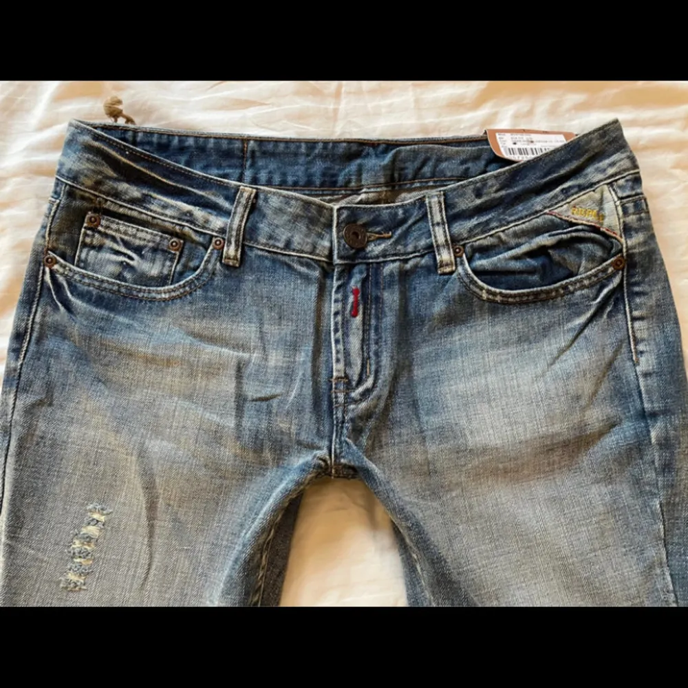 Intressekoll på mina lågmidjade replay jeans med ascoola detaljer, använda sparsamt.  Köpt på vinted, säljer då de är lite för små! Bilder från förra ägaren då jag inte är hemma för tillfället.  Midja : 42cm (84cm) Innerbenslängd : 81 cm . Jeans & Byxor.