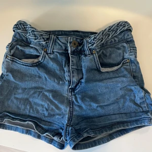 Jeans shorts  - Säljer då de är försmå för mig! Helt okej skick. Skulle säga storlek xs/xxs💞 be om mått vid intresse!