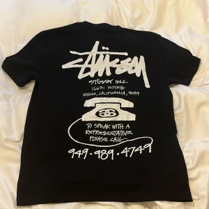 Stussy t-shirt - Svart stussy t-shirt i storlek M. I väldigt bra skick då den inte har använts. Säljer på grund av att den är för stor på mig. Pris kan diskuteras vid snabb affär