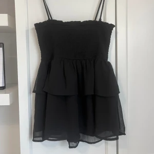 Volang topp / kjol - Volang topp som går att ha som kjol med. Färgen svart. Två volangmodell. Chiffong material. Avtagbara och justerbara band. Jättefint skick, som ny. Från GinaTricot Young. Storlek 158/164 men är som XS/S. 💗