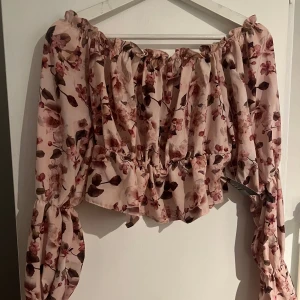 Off shoulder topp - Jättefin off shoulder topp från Nelly. Aldrig använd, vid i ärmens slut.   