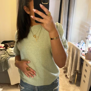 Stickad tröja  - Säljer denna sjukt snygga tröjan, med puffiga armar😍! Har används cirka 5 gånger! Därför säljer jag den för endast 100kr😍Den är i storlek M, men passar även mig som har S