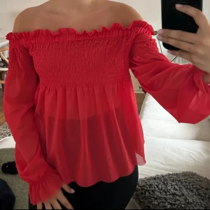 Röd blus - Jätte fin och knappast använd💕 